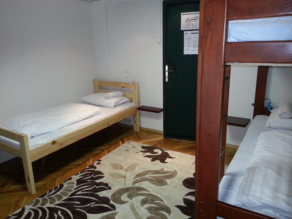 Walking Bed Budapest Hostel Phòng bức ảnh